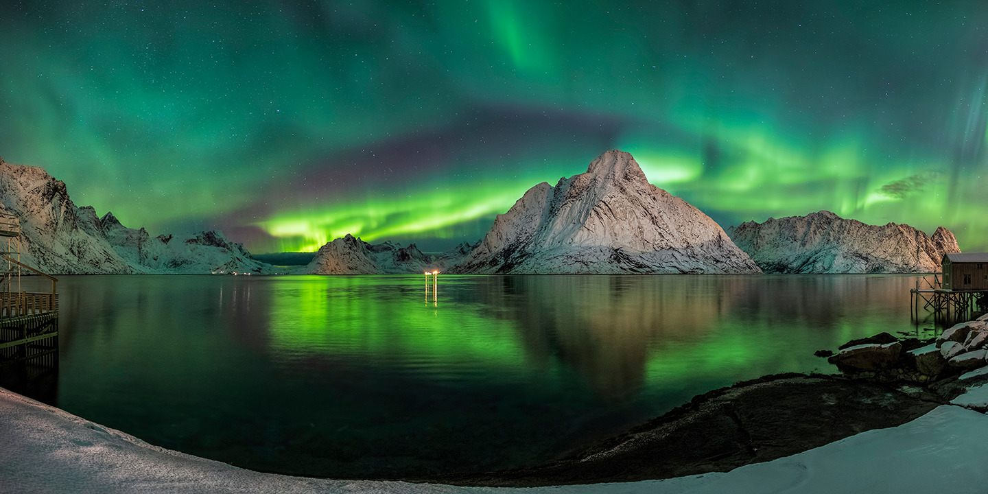 Auroras i Reine, Lofoten – Fotokunst af Frank Olsen