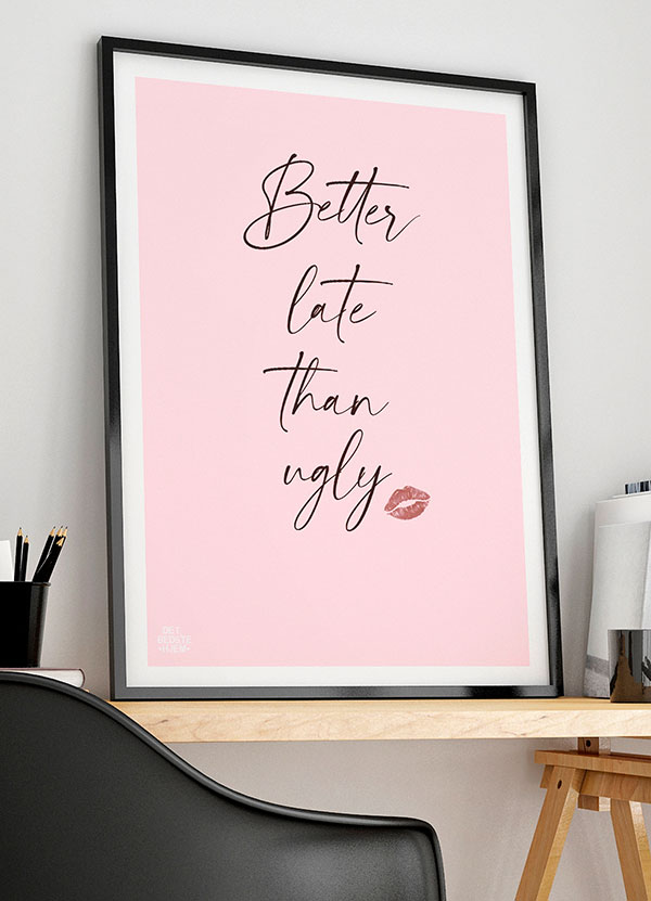 Better Late Than Ugly-plakat A4 - Stilsikker indretning
