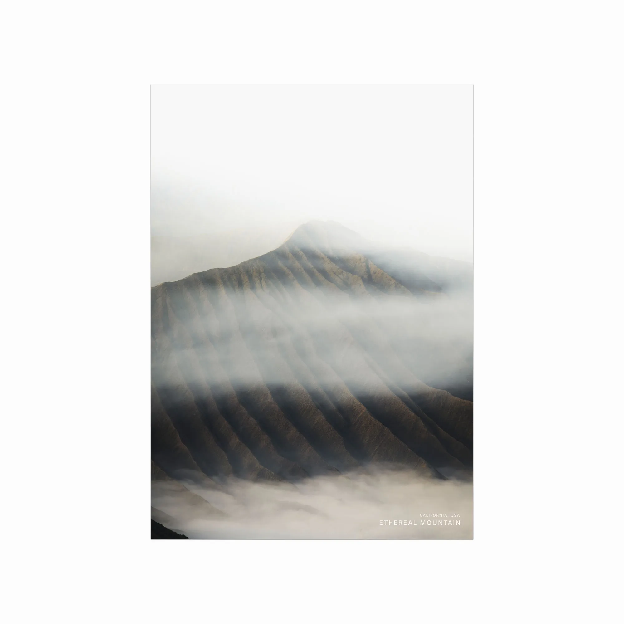 Ethereal Mountain Plakat – Naturens Skønhed til Dit Hjem