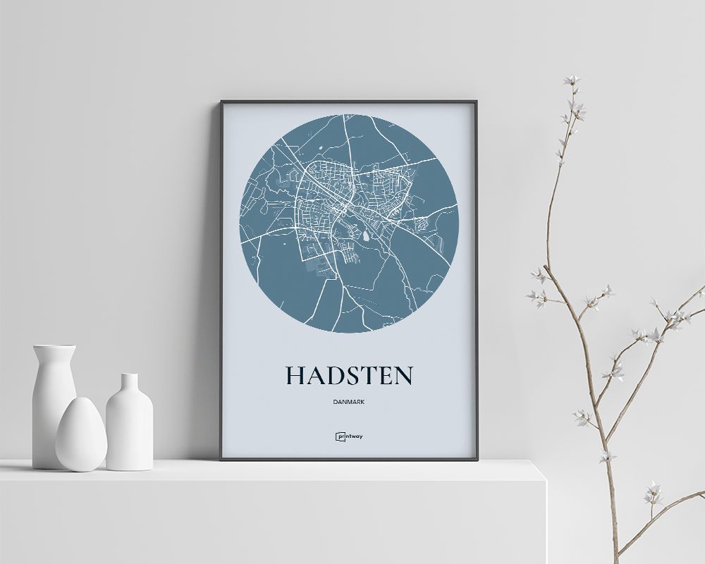 Hadsten Bykort Plakat i Havblå – Minimalistisk Design