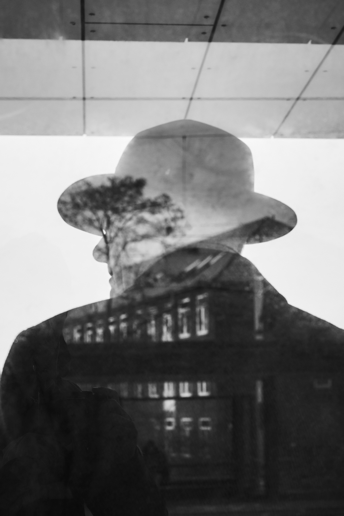 Hyldest til Magritte – Sort-hvid Fotokunst Plakat