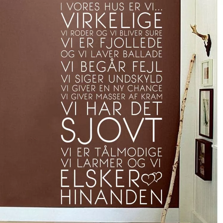 Væggklistermærke "I Vores Hus – Version 2" til hjemmet!
