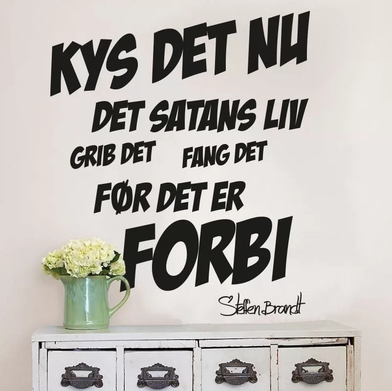 Kys Det Nu Vægklistermærke – Skab Kærlighed i Hjemmet!