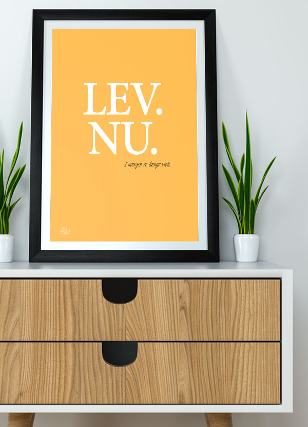 Lev Nu Plakat - Gul A4 - Inspirer Dit Liv!