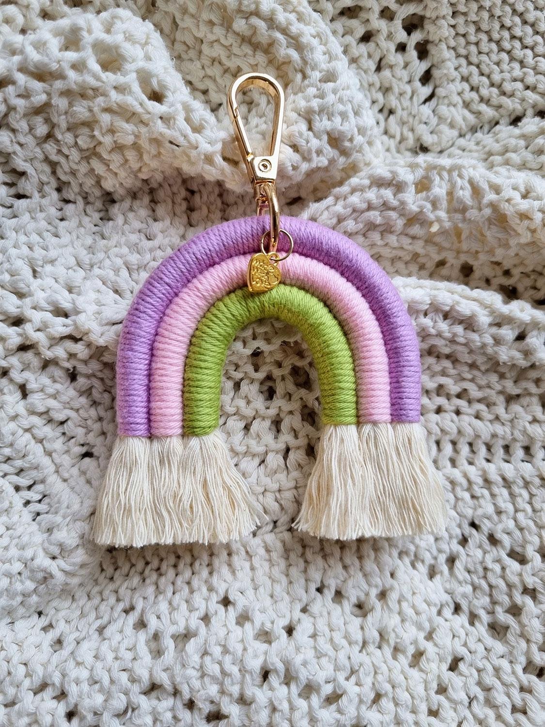 Håndlavet Regnbuefarvet Macrame Nøglering – Unik Accessory