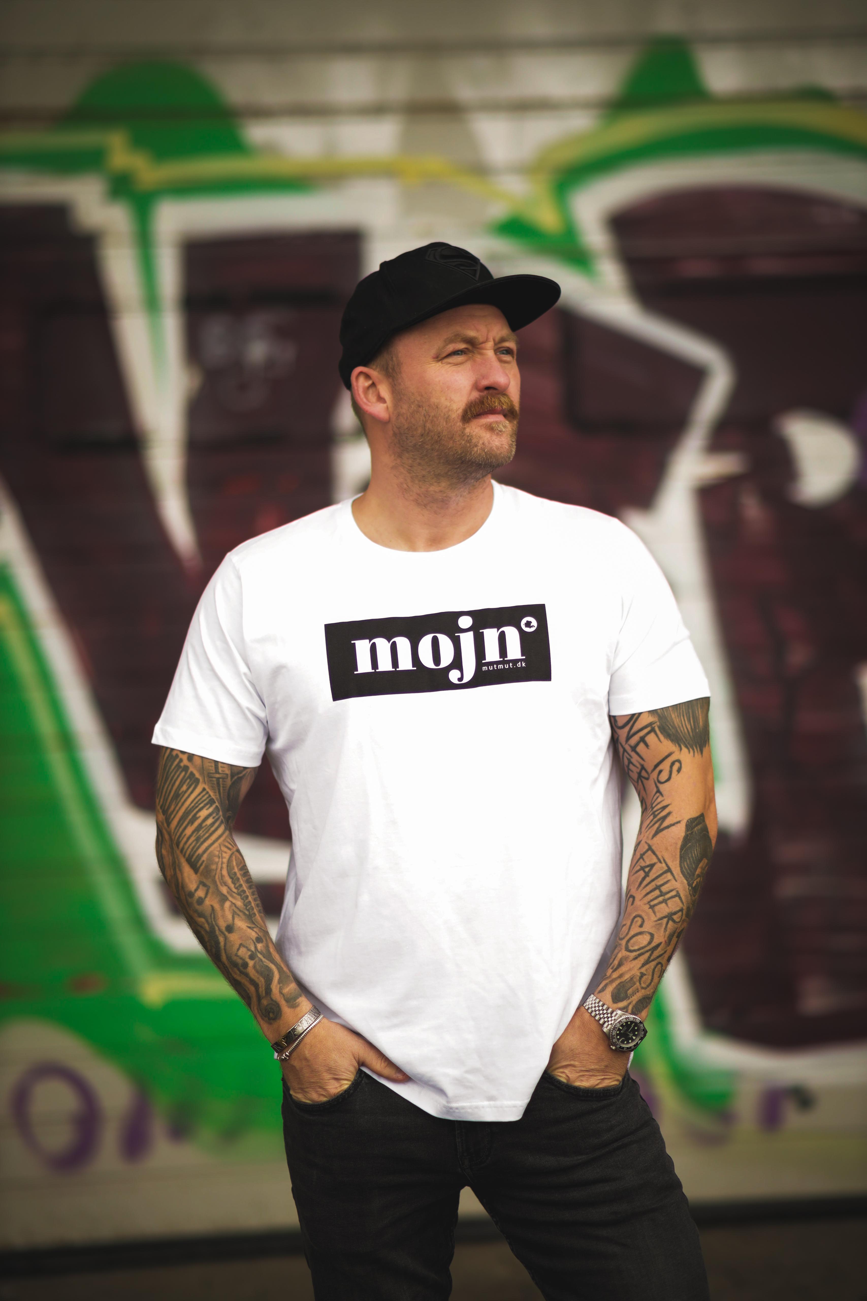 Mojn Unisex Hvid T-shirt med Sort Tryk – Stilfuld Komfort