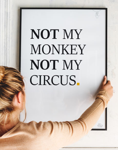 Not My Monkey Plakat – Inspirerende Budskab til Dit Hjem