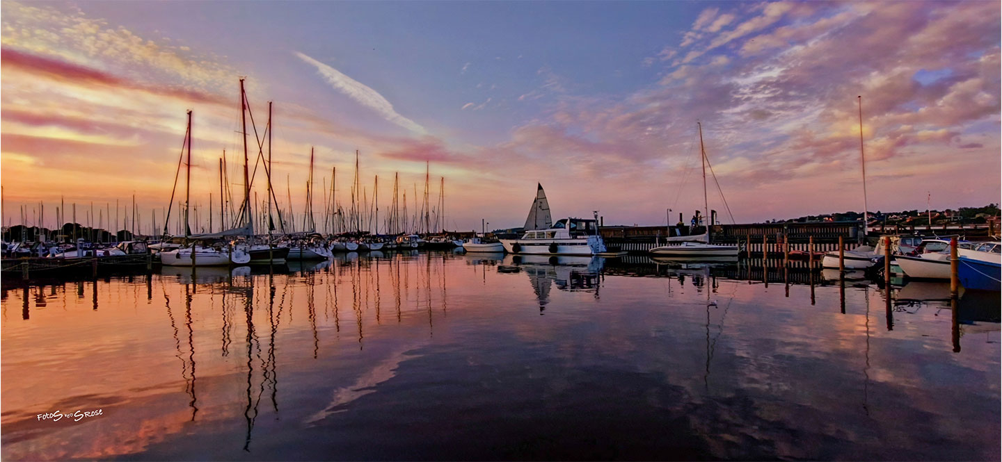 Roskilde Havn i Solnedgang – Smukt Kunstfoto til Dit Hjem