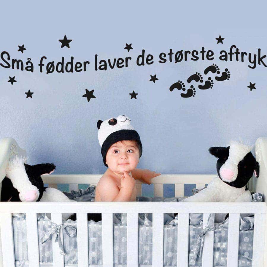 Søde Små Fødder Vægklistermærke til Børneværelse - Unik Dekor!