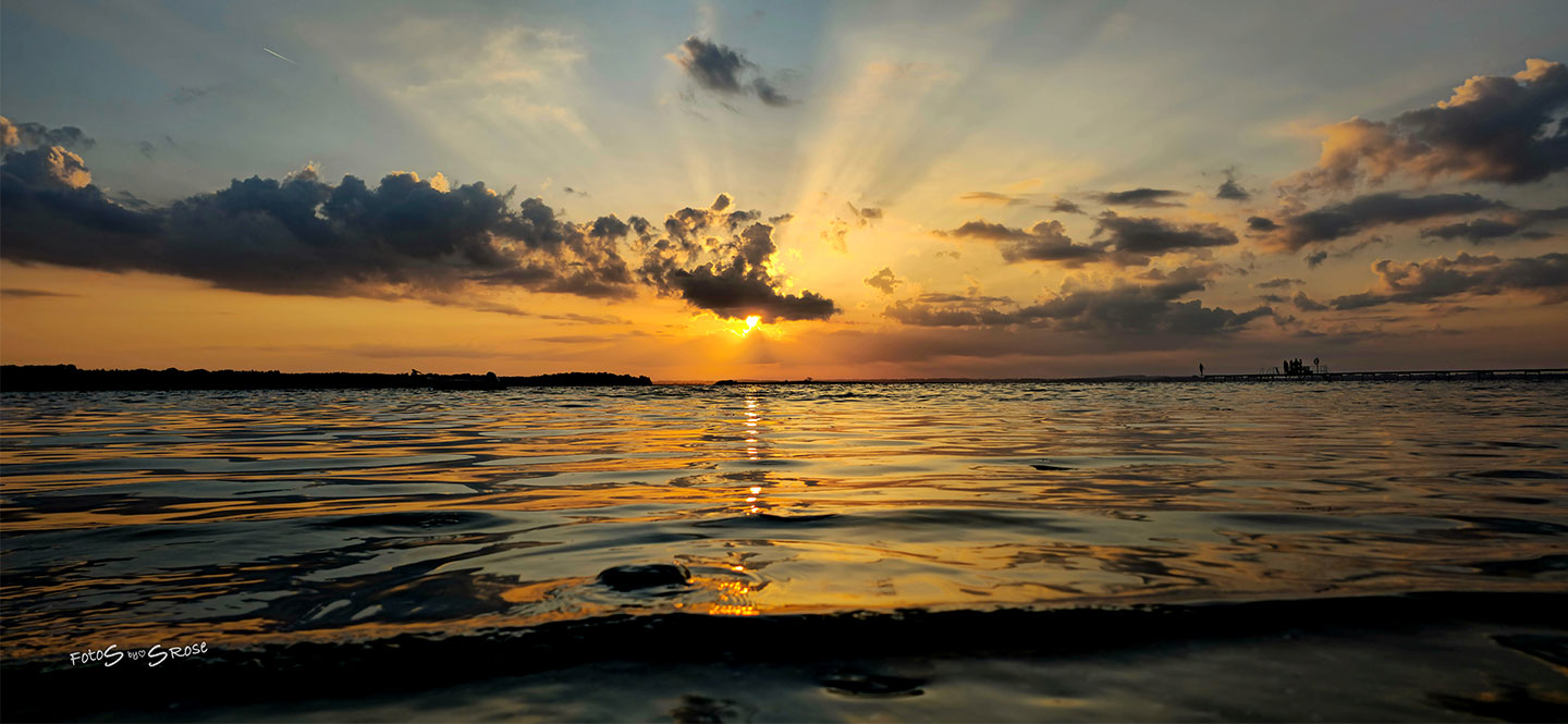 Smukt Kunstfoto af Solnedgang ved Vandkanten til Hjemmet