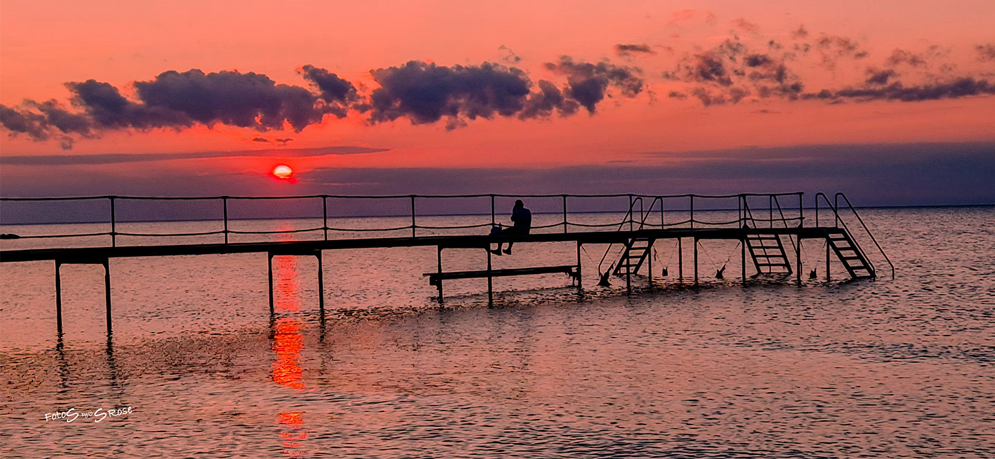 Solnedgang på Badebro – Smukt Kunstfoto til Dit Hjem