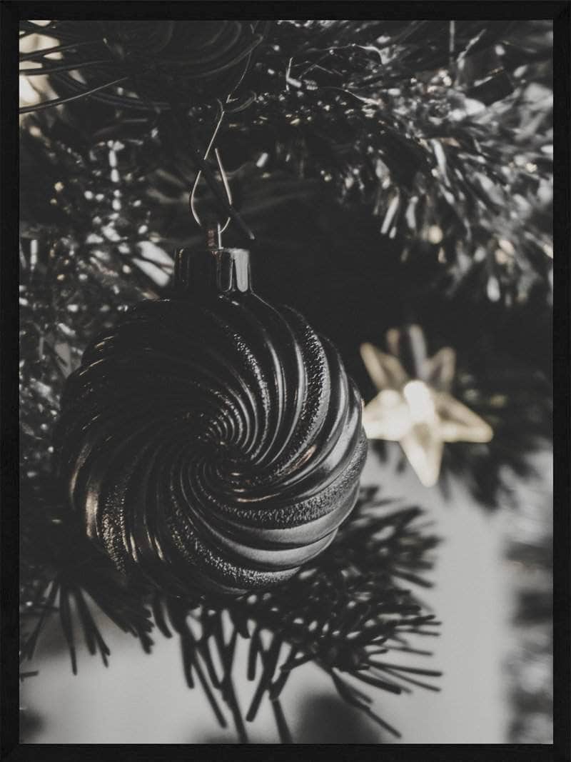 Elegant Plakat med Sort Julekugle til Jul - Skab Hygge!