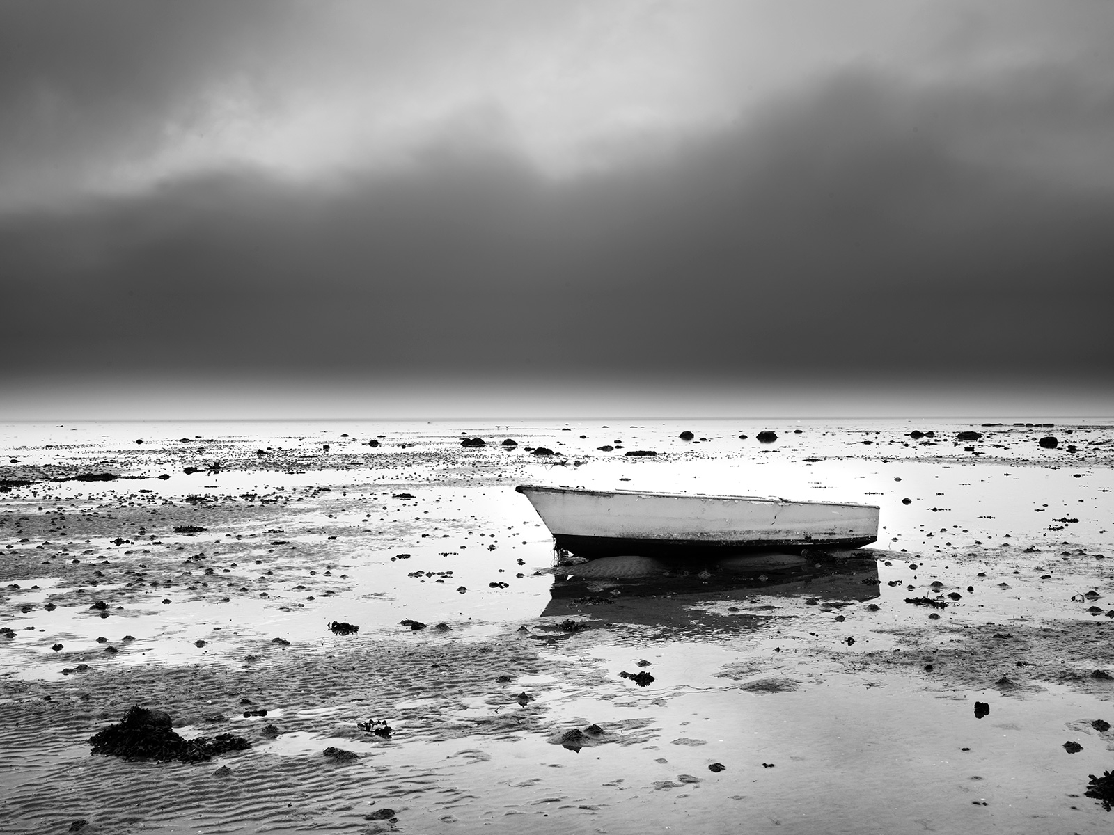Strandet Fotokunst af Jakob Evers – Sort-hvid Naturbillede