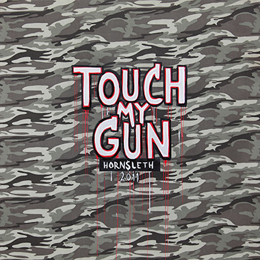 Touch My Gun – Provokerende Kunsttryk til Dit Hjem