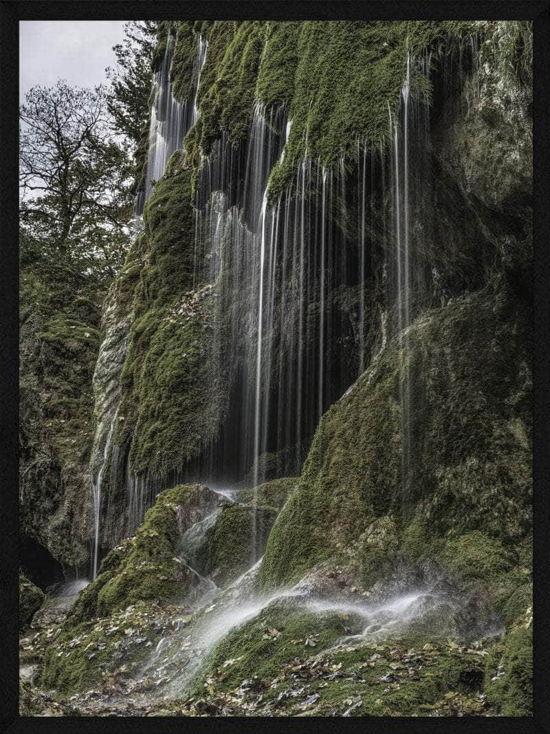 Imponerende Naturplakat med Vandfald fra Bjergklippe