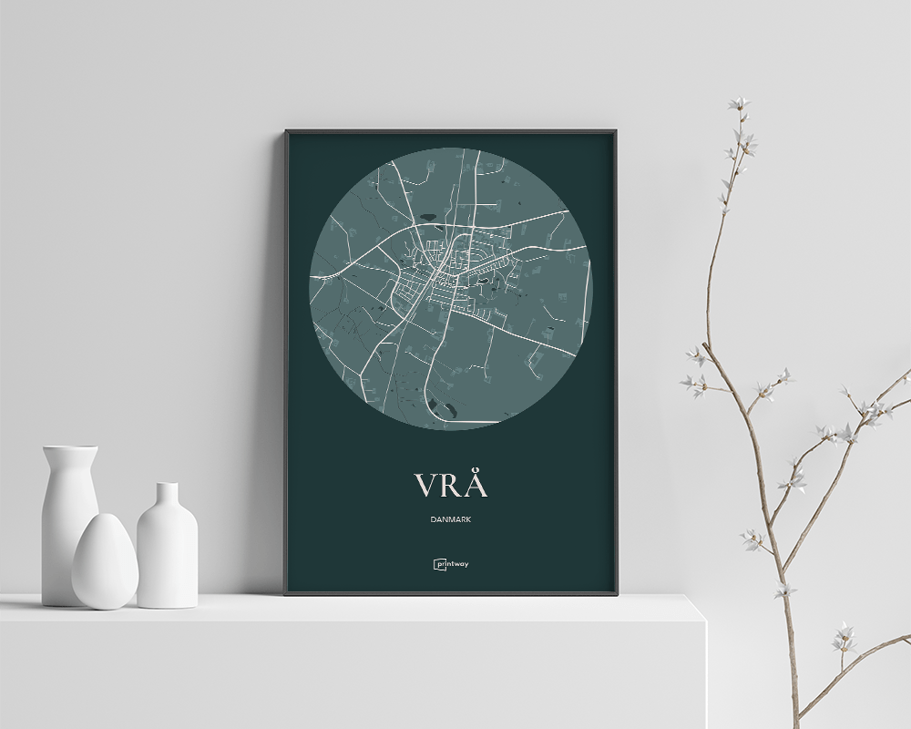 Vrå Bykort Plakat i Skovgrøn – Stilrent Design til Hjemmet