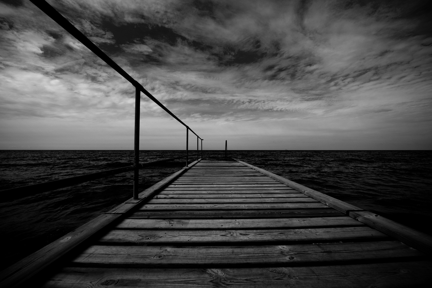 Gå Den Faded Linie – Sort-hvid Fotokunst af David Foli