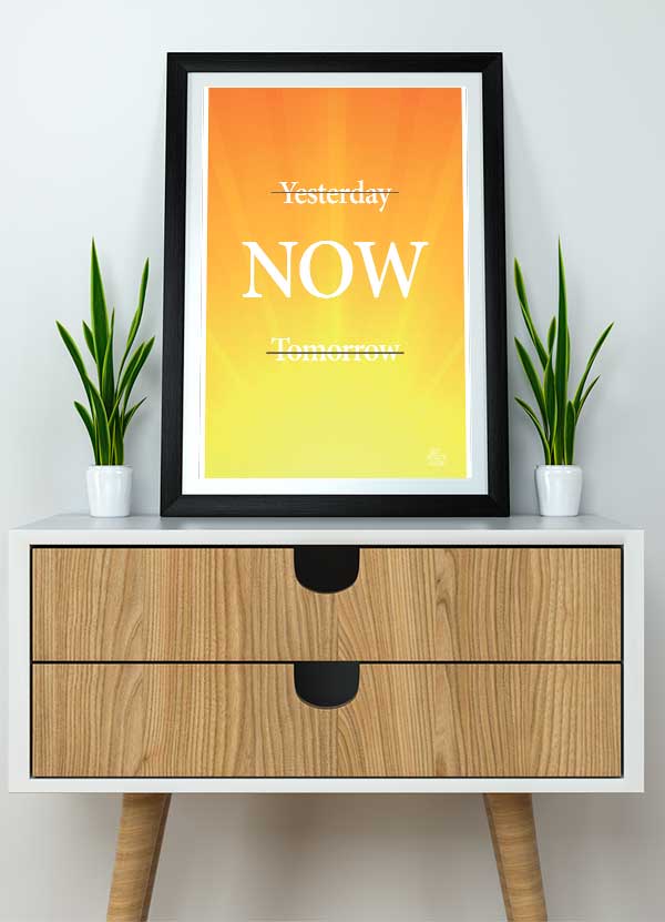 Gul "Yesterday, Now, Tomorrow" Plakat - Fokuser på nuet!