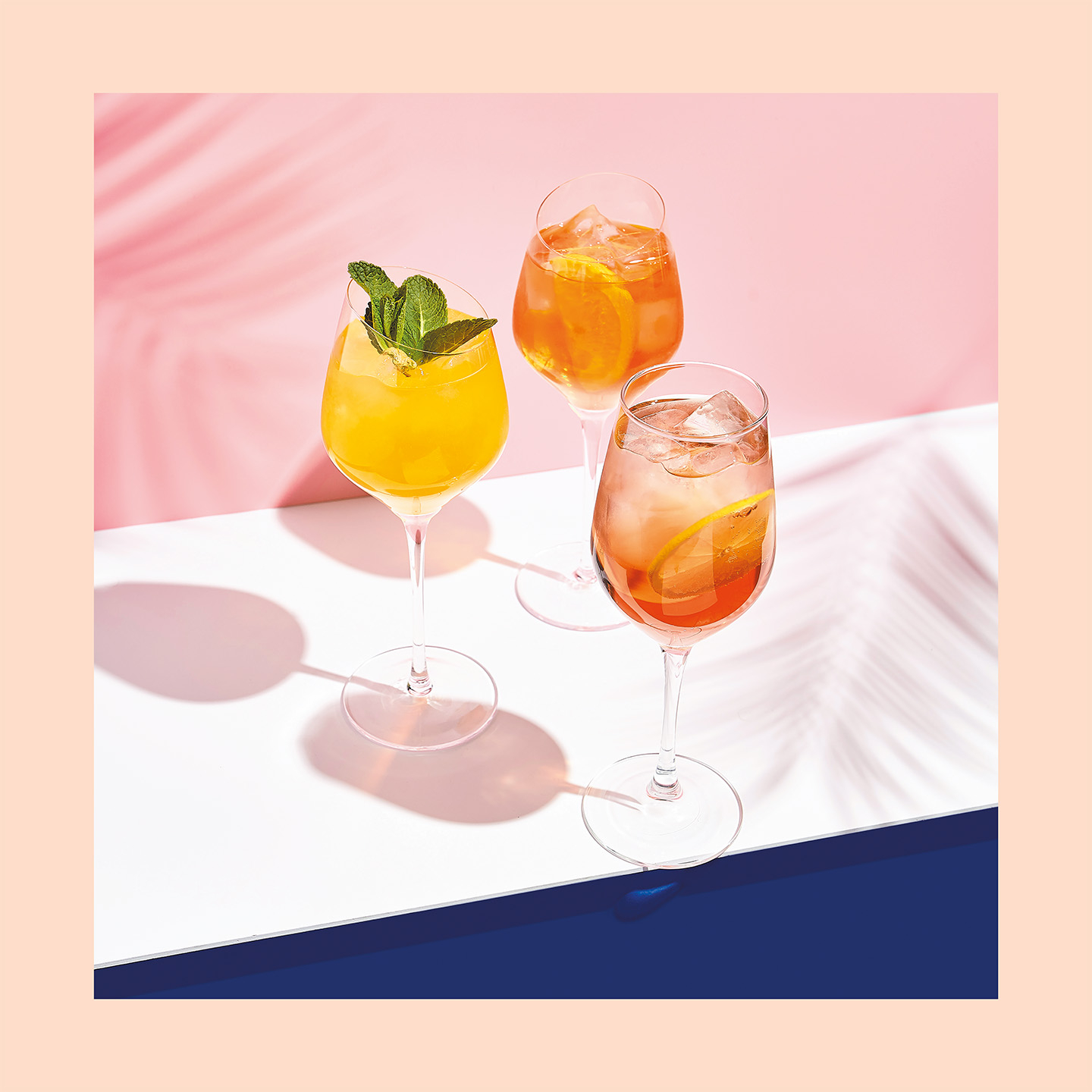 Elegant Drinks Plakat – Kunstnerisk Vægdekoration til Hjemmet