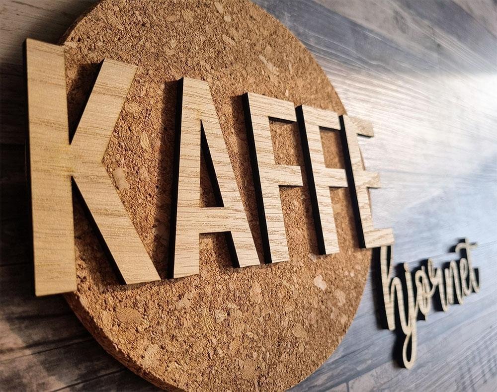 Kaffeskilt i træ til Kaffe Hjørnet – Unik Dekoration!