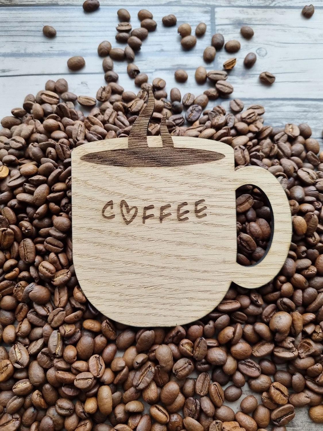 Unik Vægpynt med Høj Kaffekop – Perfekt til Kaffeelskere