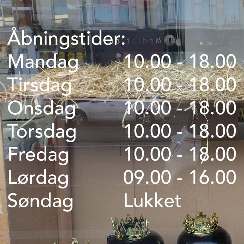 Åbningstider Væggemærke – Gør din butik indbydende!
