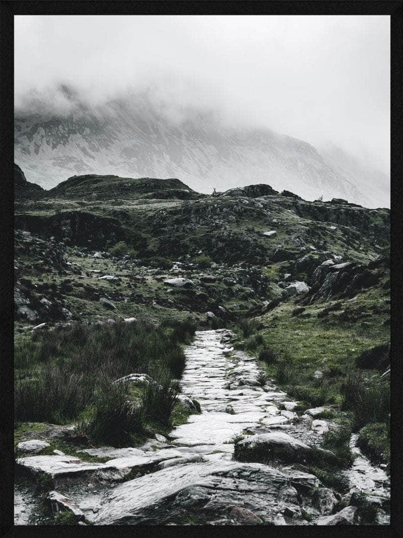 Stensti i Bjerglandskab – Smuk Naturplakat på Tilbud!