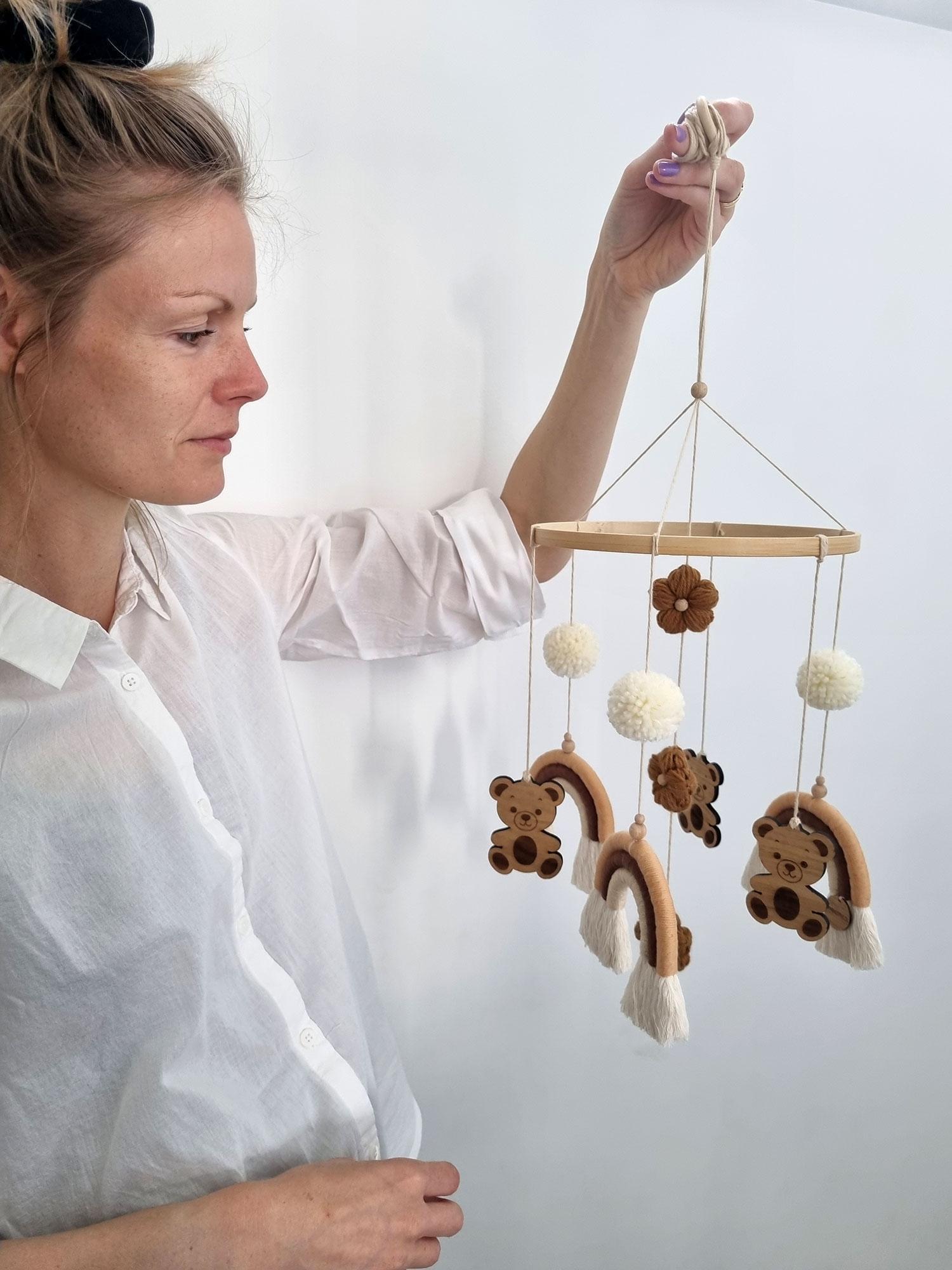 Beroligende Uro med Bamser til Puslebordet – Hygge og Ro