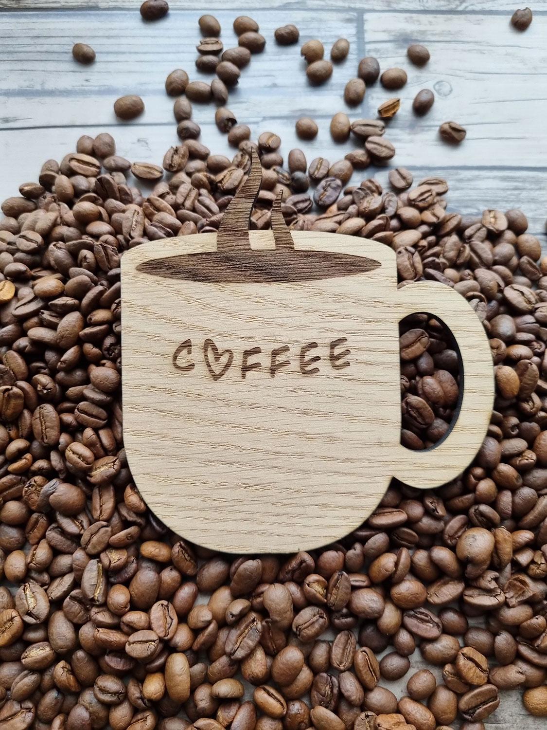 Unik Vægpynt med Høj Kaffekop – Perfekt til Kaffeelskere